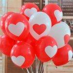 ballonger 15 stycken vita och röda med hjärtan