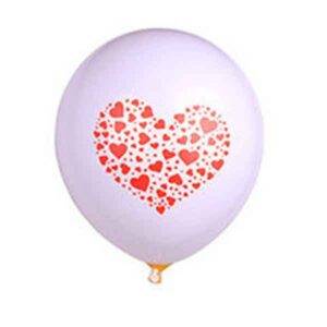ballonger vita med många röda hjärtan