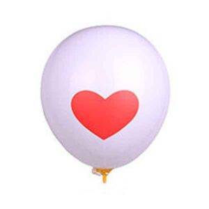 ballonger vita med rött hjärta